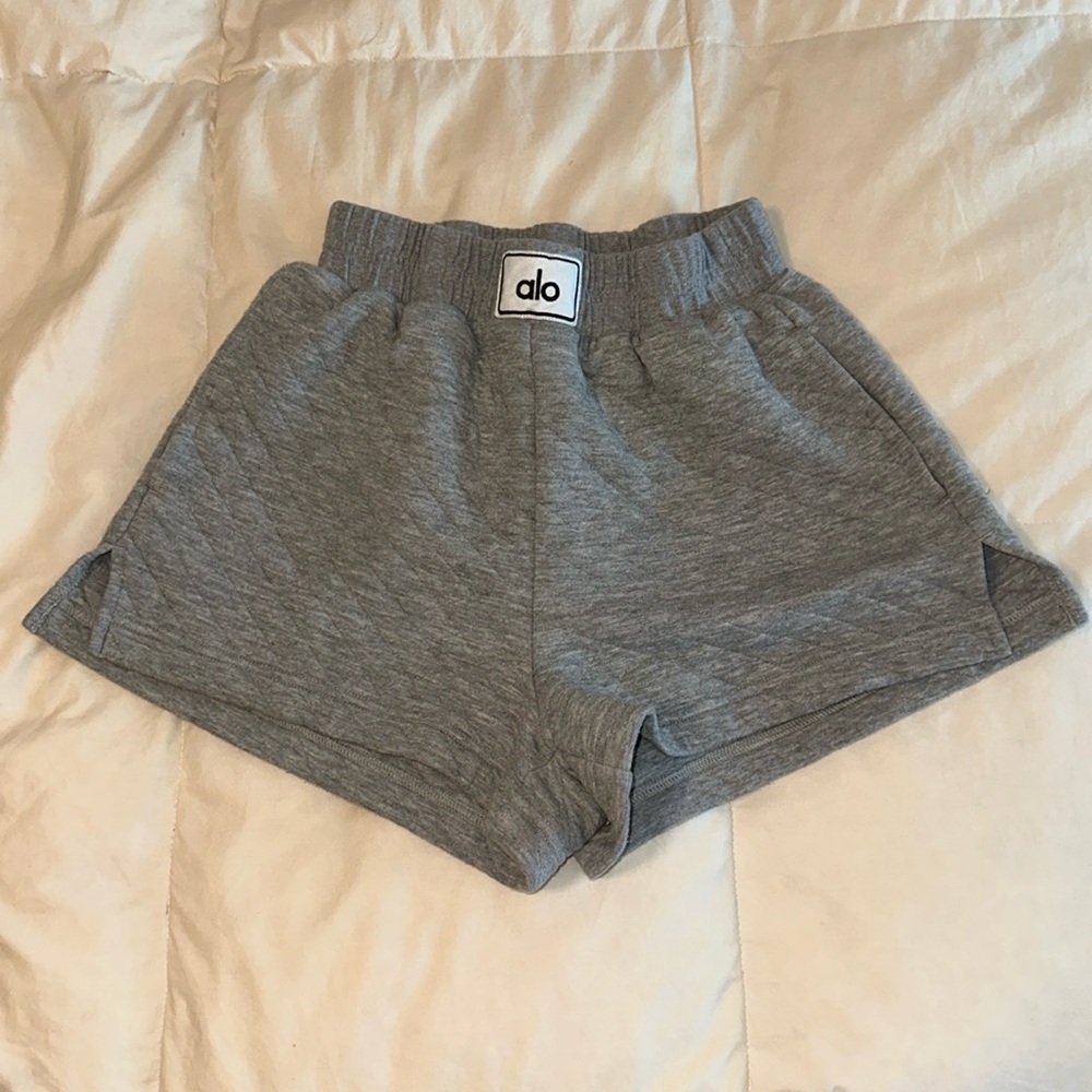 ALO YOGA GREY SWEAT FLEECE QUILTED SHORTS SIZE XXS WOMENS